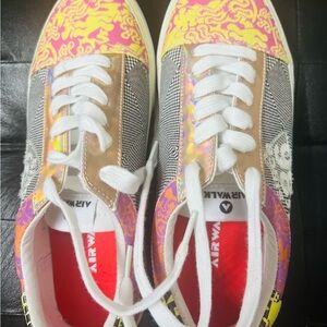Air walk Tennis shoes (Women) 9 never worn